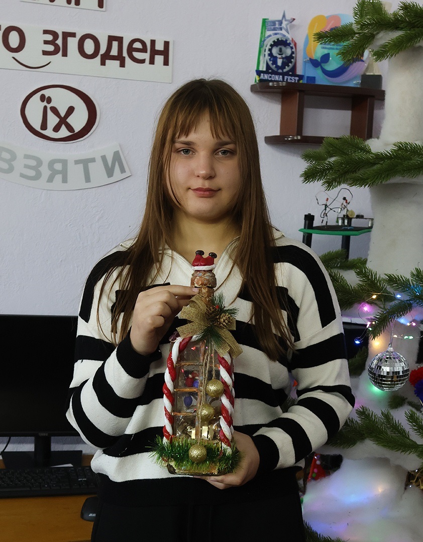 Ірина Белінська. Перше місце, робота «Санта приніс подарунки»