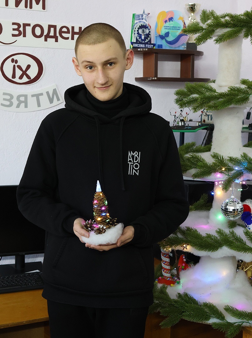 Максим Бричевський. Друге місце. Робота «Шишкова ялинка»