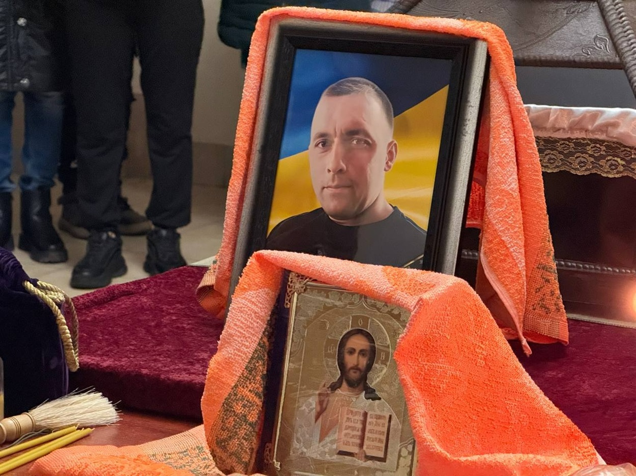 У Первомайську провели в останню путь захисника України Романа Гранковського