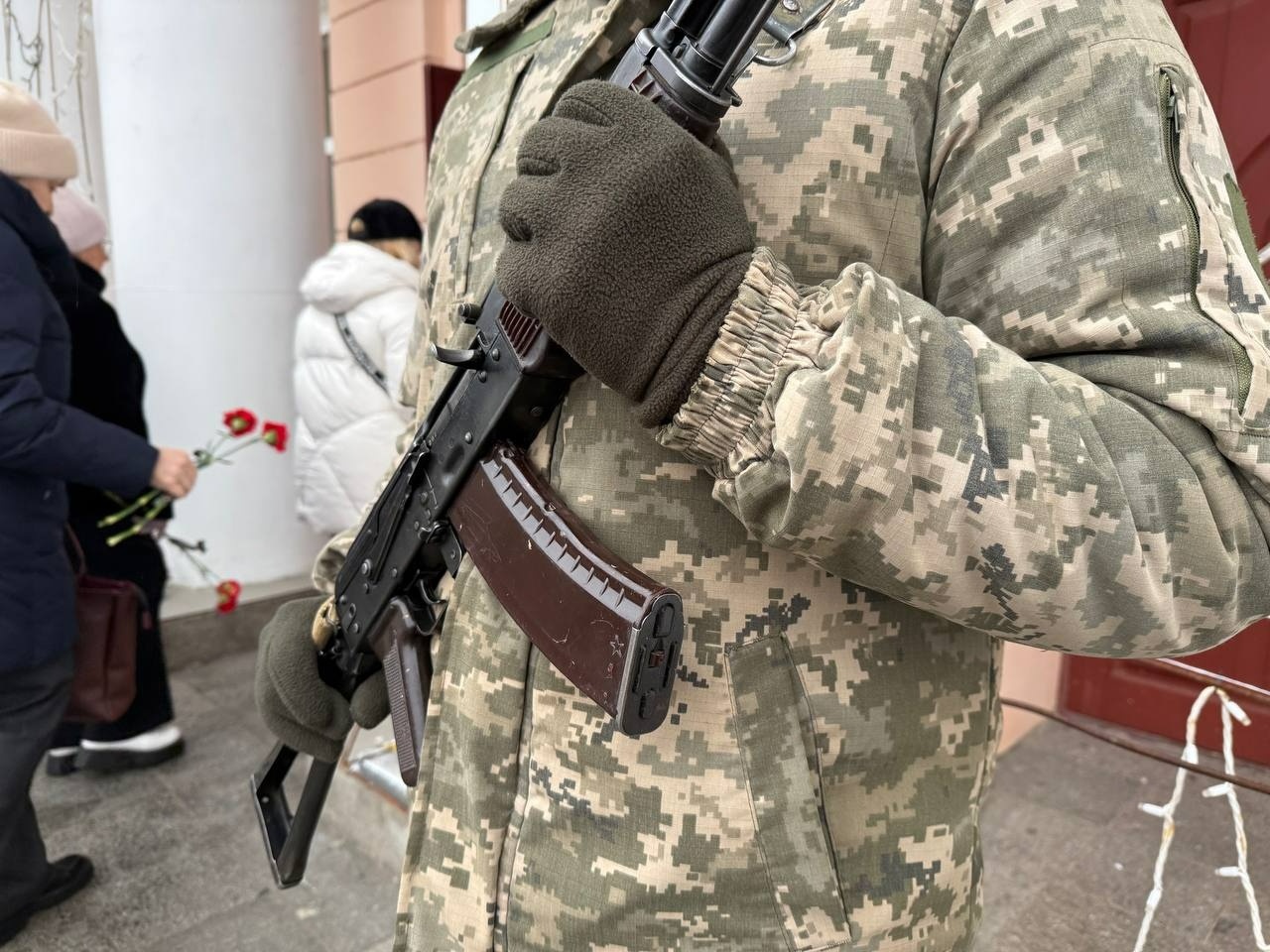 У Первомайську провели в останню путь захисника України Романа Гранковського