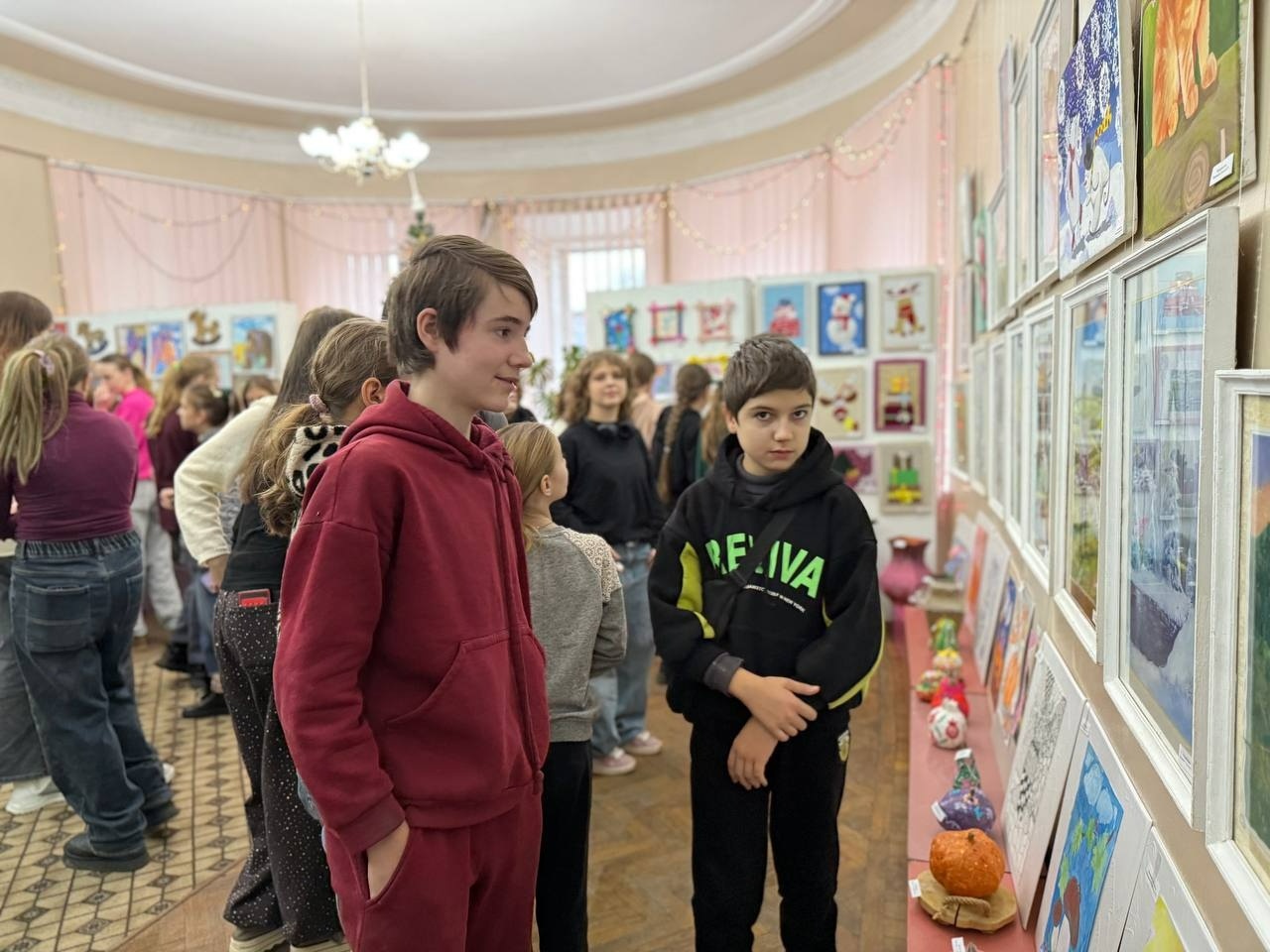 У Первомайській школі мистецтв відкрили зимову виставку учнівських робіт