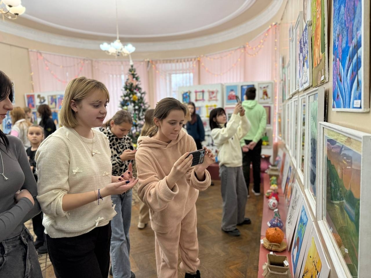 У Первомайській школі мистецтв відкрили зимову виставку учнівських робіт