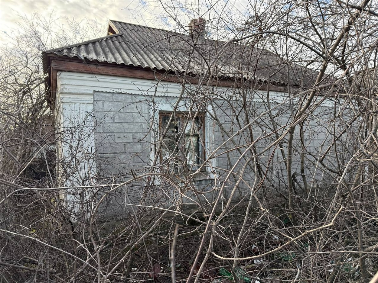 Один із виділених будинків. За словами місцевих, будинок уже тривалий час пустує: у ньому відсутні вікна та двері, немає опалення й водопостачання, а раніше невідомі особи розпалювали всередині багаття.