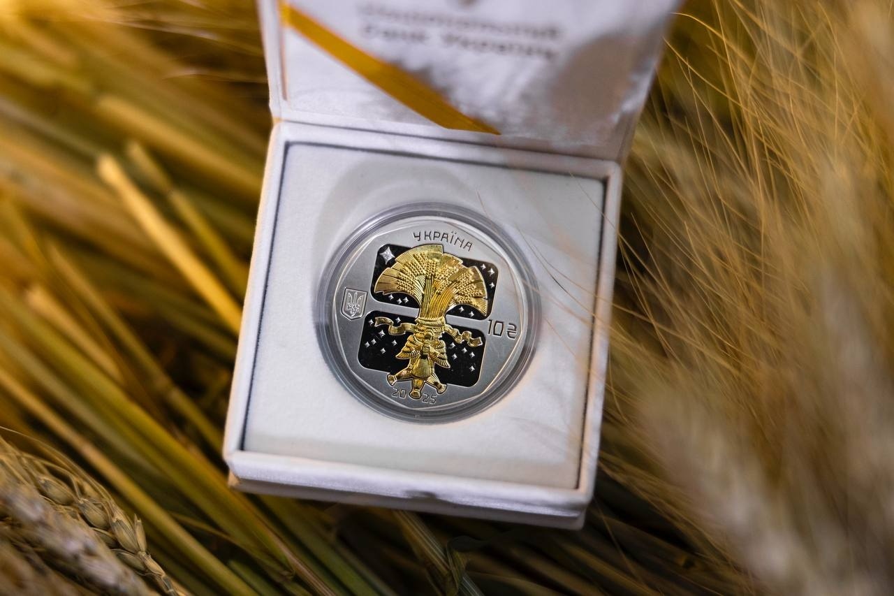 Різдвяні традиції світлого родинного свята у новій монеті «Дух Різдва»