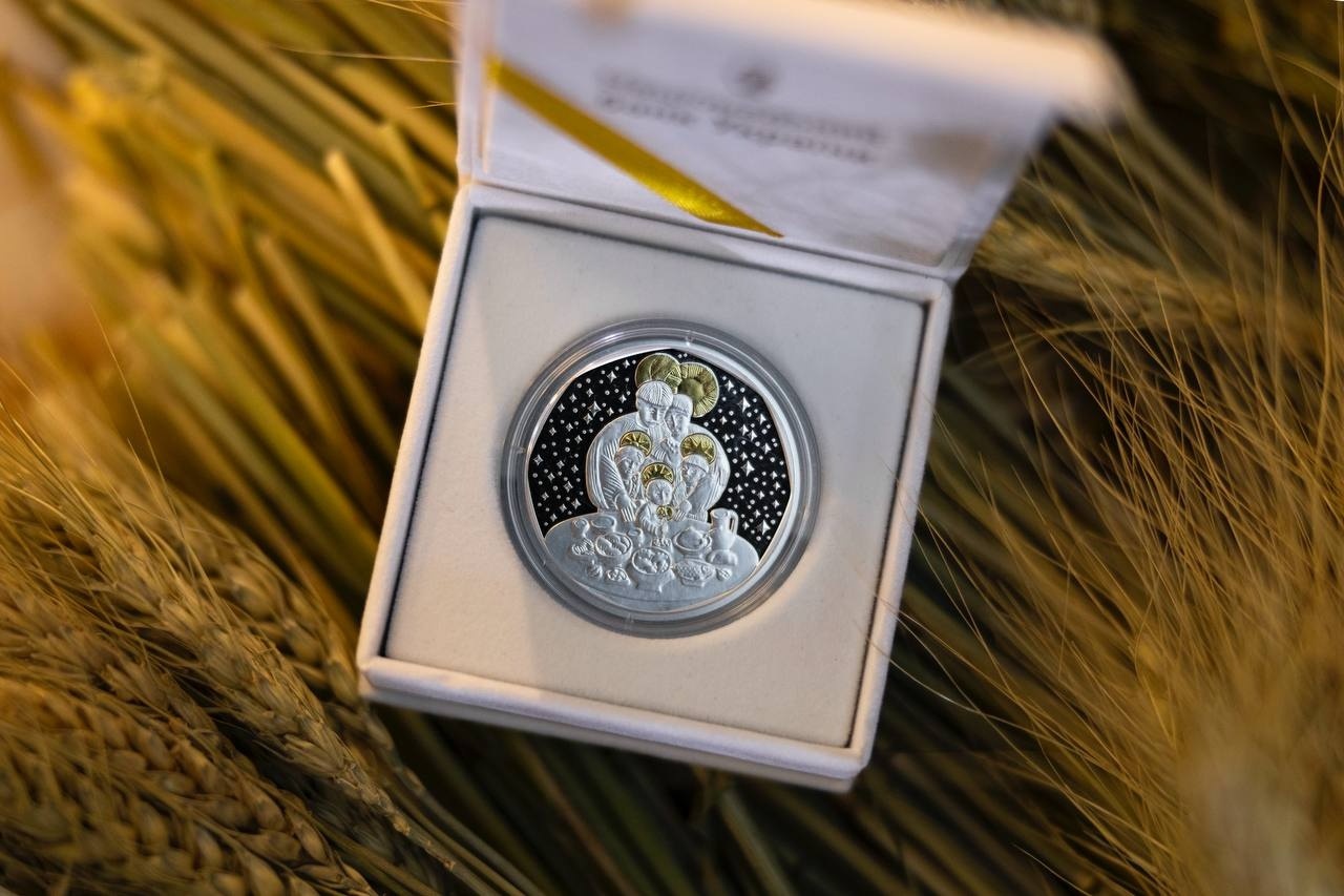 Різдвяні традиції світлого родинного свята у новій монеті «Дух Різдва»
