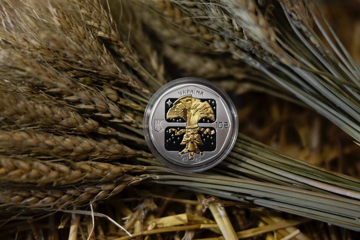 Різдвяні традиції світлого родинного свята у новій монеті «Дух Різдва»