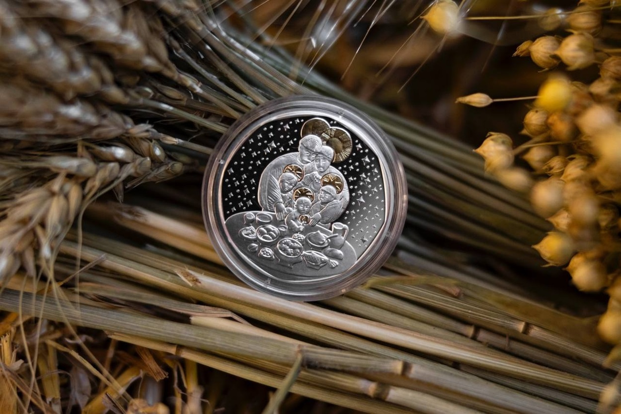 Різдвяні традиції світлого родинного свята у новій монеті «Дух Різдва»