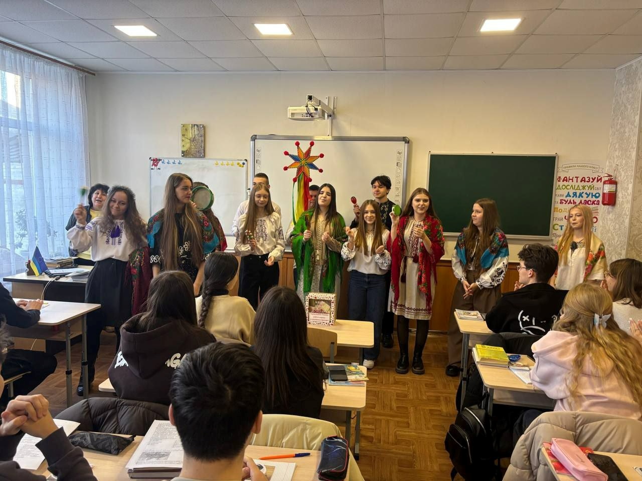 Колядою — для ЗСУ: ліцеїсти-колядники з Первомайська зібрали понад 14 тисяч гривень для військових