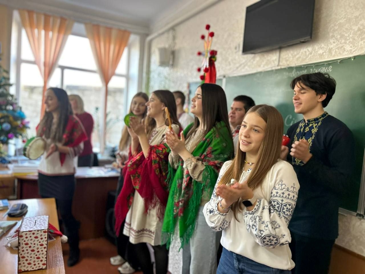 Колядою — для ЗСУ: ліцеїсти-колядники з Первомайська зібрали понад 14 тисяч гривень для військових
