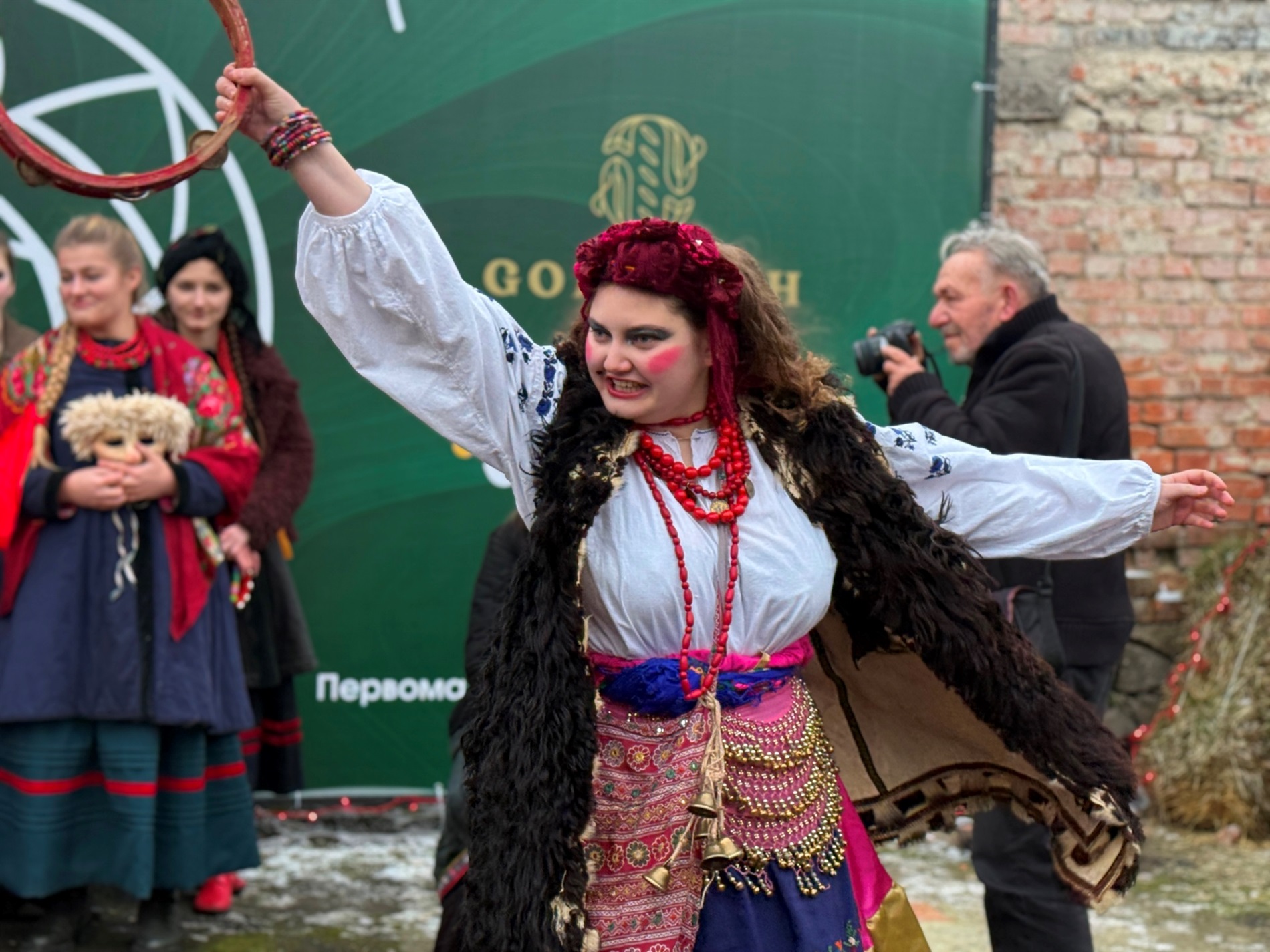 Благодійний ярмарок, коляда і вертеп: репортаж з «Різдва для нескорених» у Первомайську