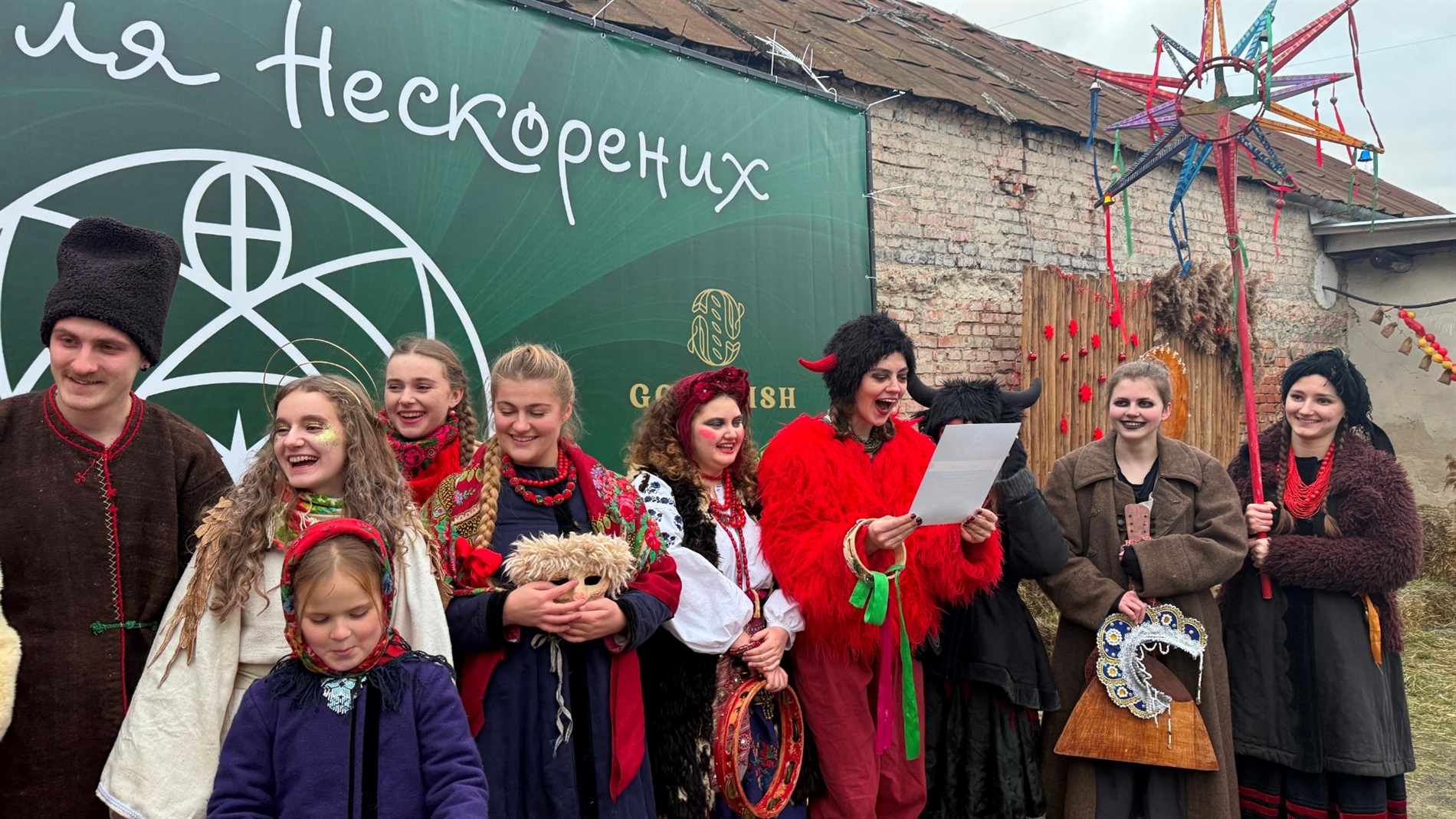 Благодійний ярмарок, коляда і вертеп: репортаж з «Різдва для нескорених» у Первомайську