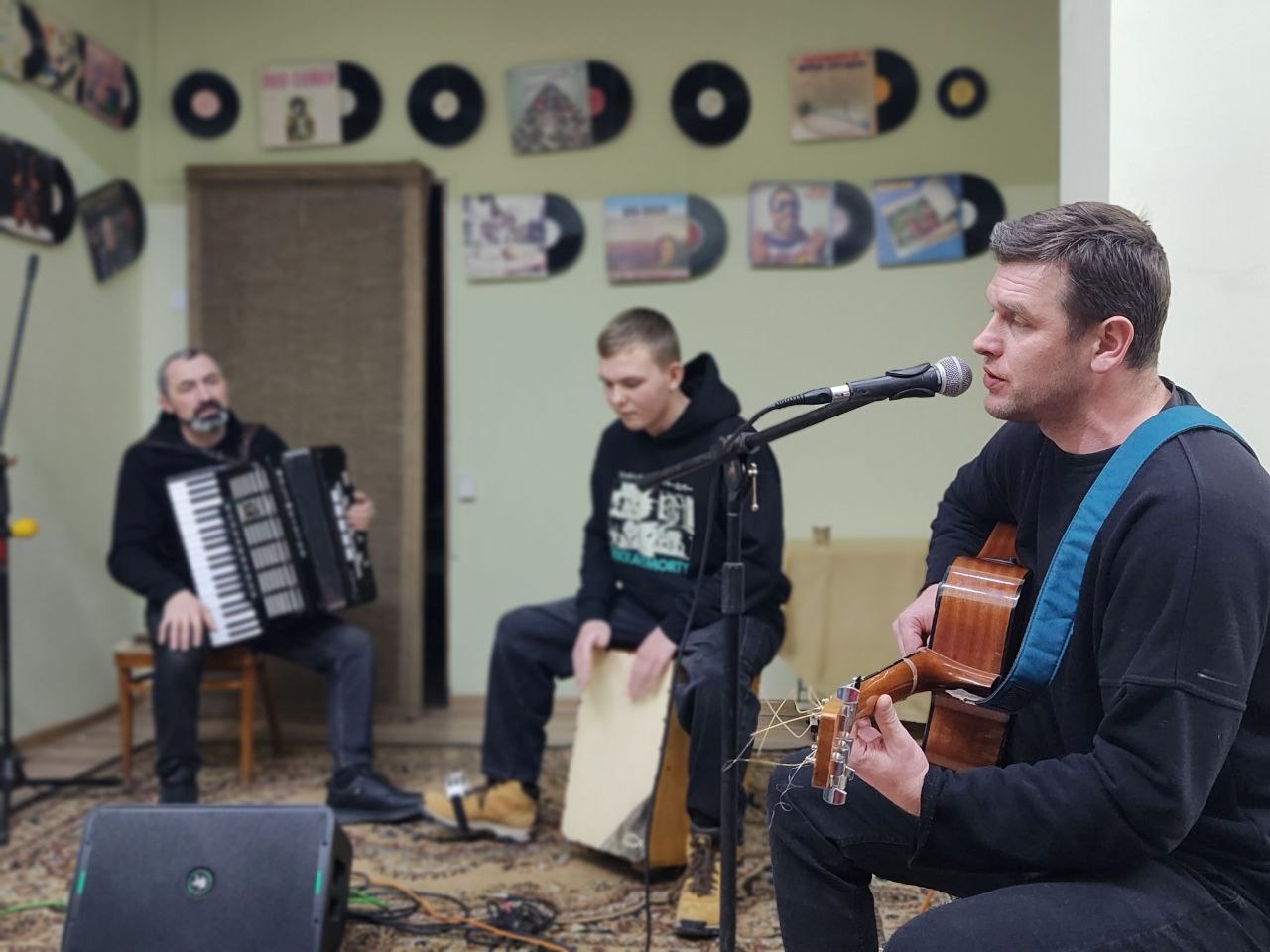 Благодійний ярмарок, коляда і вертеп: репортаж з «Різдва для нескорених» у Первомайську