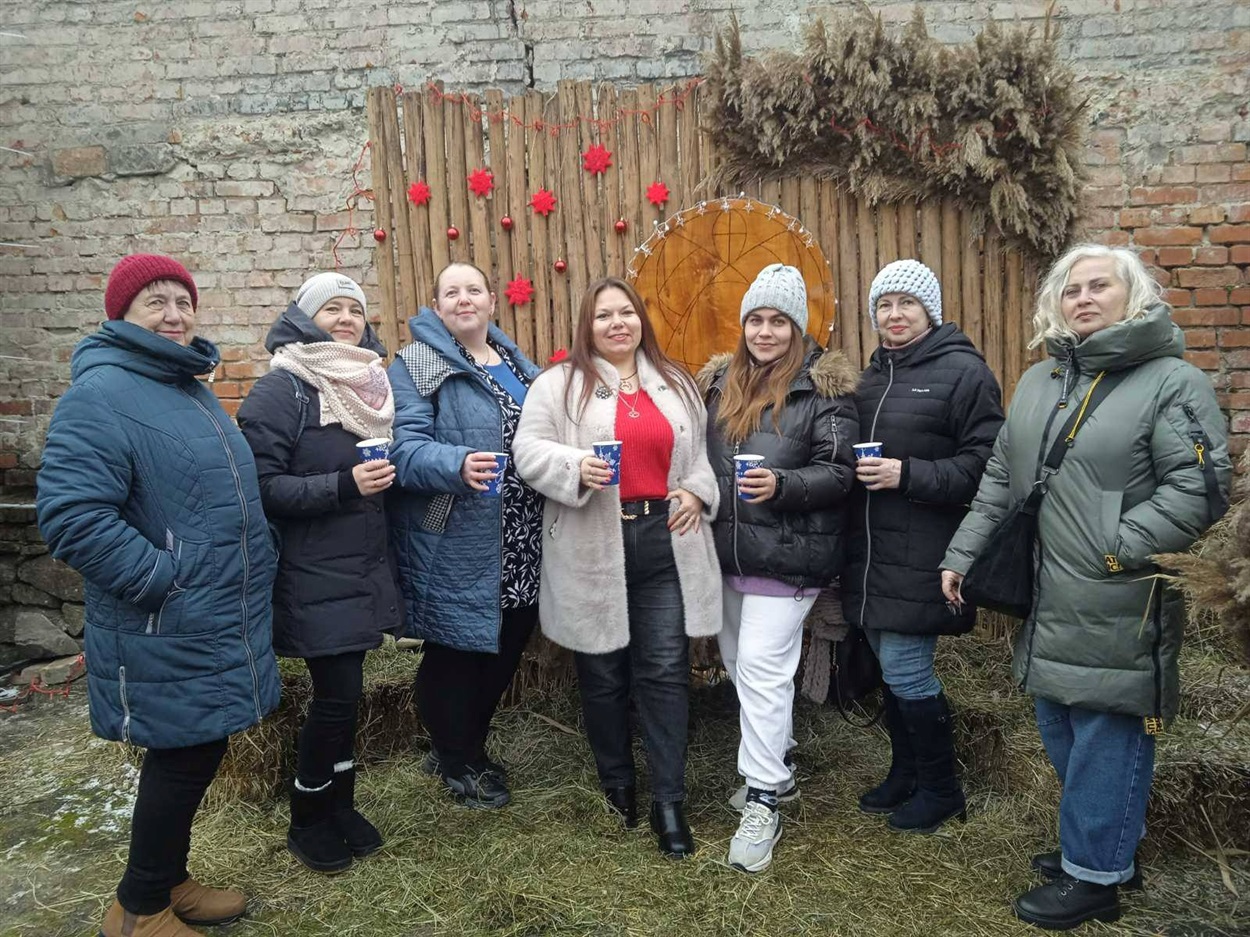 Майстрині не тільки представляли свої роботи на ярмарку, але й із задоволенням пригощалися глінтвейном та фотографувалися