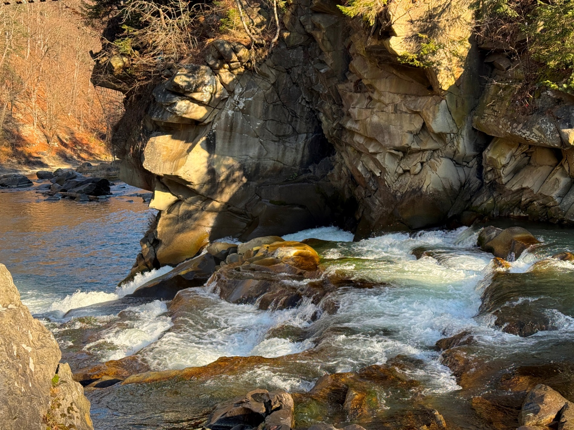 5 + 1 найцікавіших локацій Яремче: водоспад Пробій, сувенірний ринок, парк-музей, Слон і Маковиця