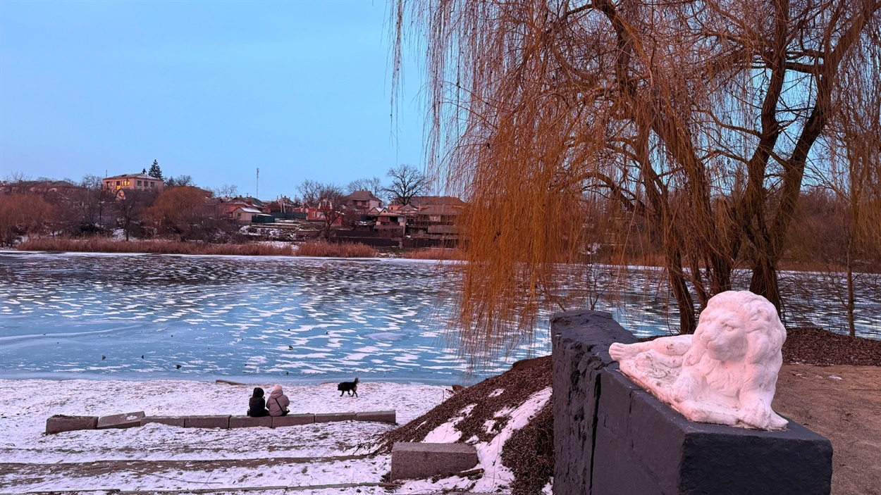 Лев, верба та річка