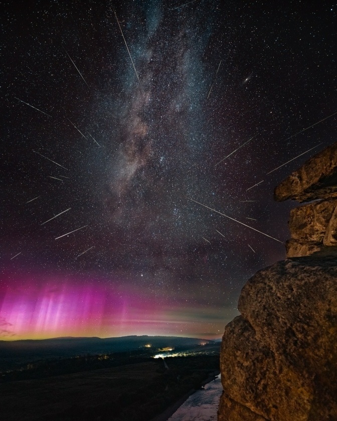 Фото українця, переможця національного конкурсу «Найкраще астрофото України 2025». Метеорний потік Персеїди та полярне сяйво