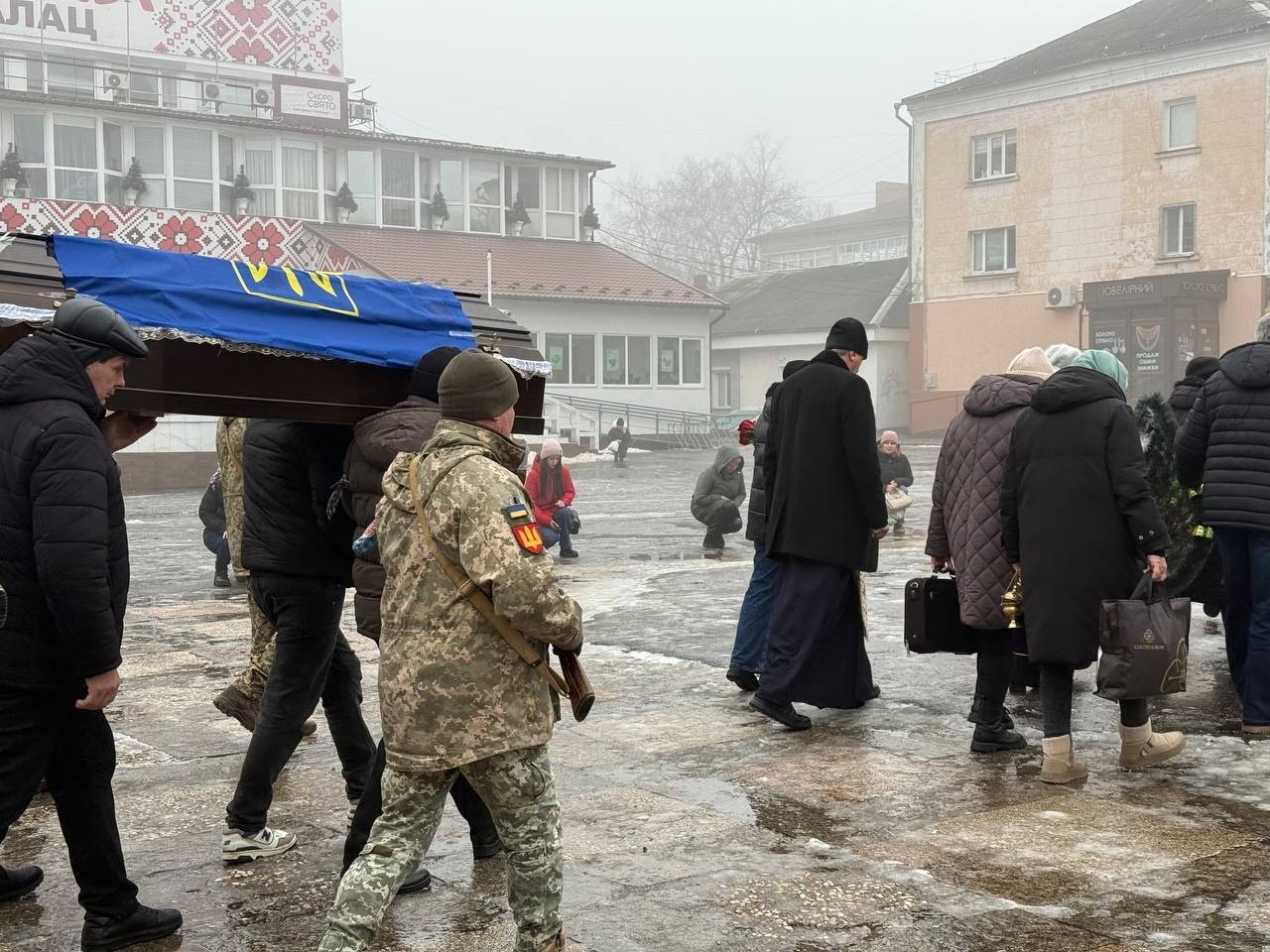 Первомайськ попрощався із загиблим бойовим медиком Євгеном Єскіним