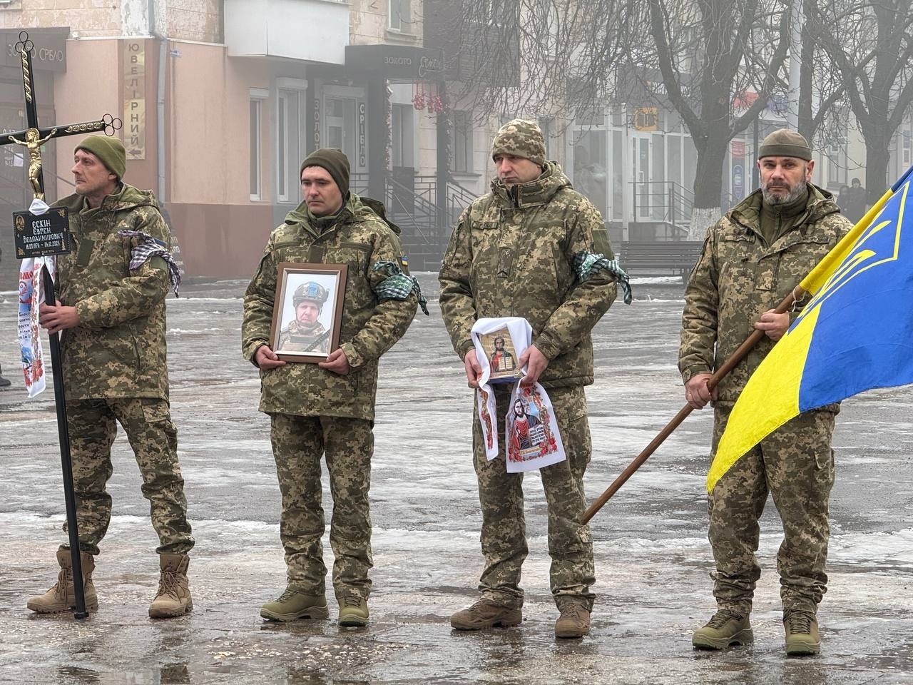 Первомайськ попрощався із загиблим бойовим медиком Євгеном Єскіним