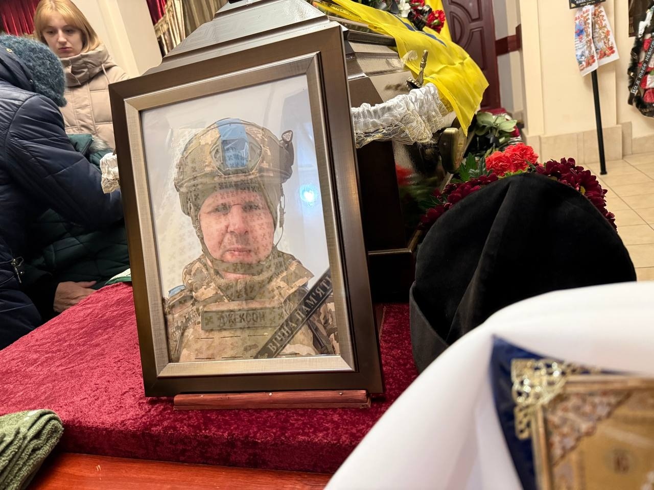 Первомайськ попрощався із загиблим бойовим медиком Євгеном Єскіним