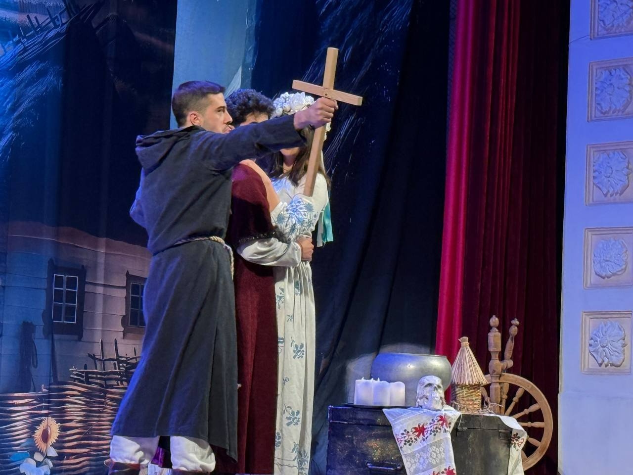 «Відьми приходять, коли їх не чекають»: Modern Theatre привіз у Первомайськ «Конотопську відьму»