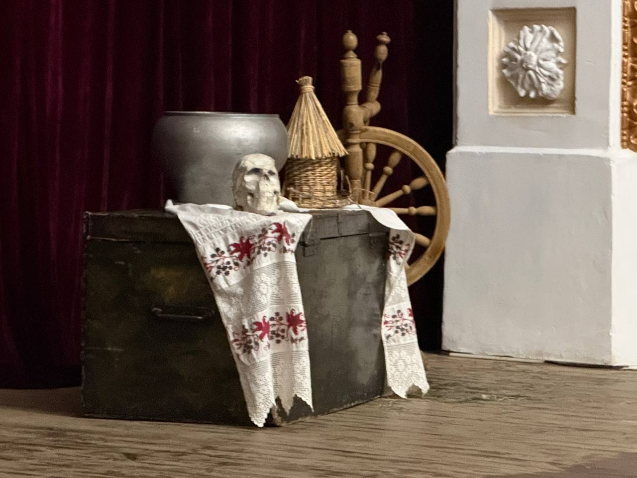 «Відьми приходять, коли їх не чекають»: Modern Theatre привіз у Первомайськ «Конотопську відьму»