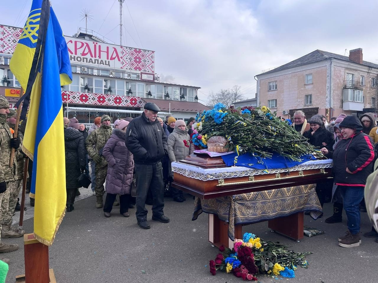 Первомайськ попрощався із загиблим воїном Вадимом Сніжинським