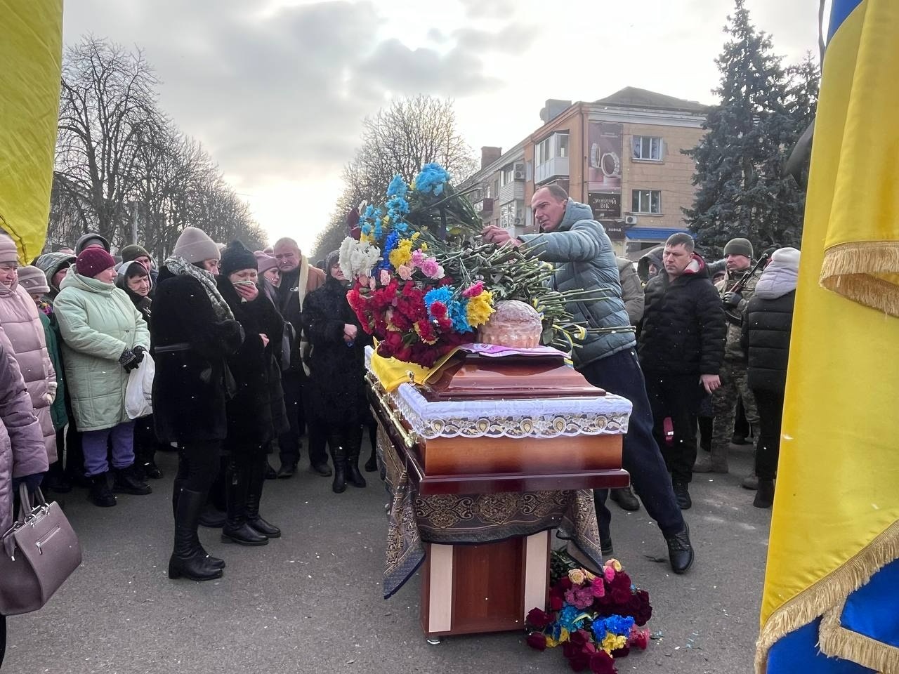 Первомайськ попрощався із загиблим воїном Вадимом Сніжинським