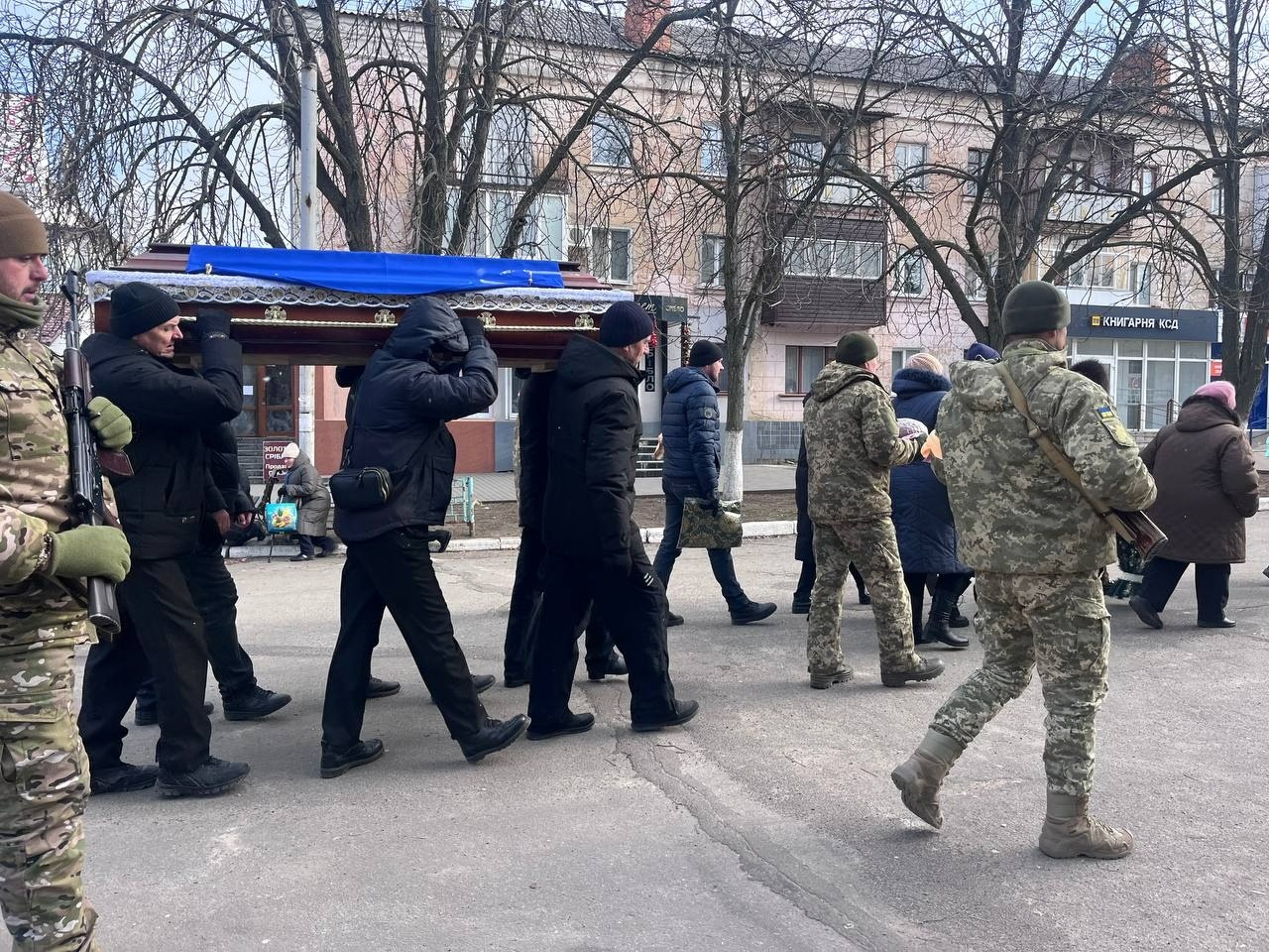 Первомайськ попрощався із загиблим воїном Вадимом Сніжинським