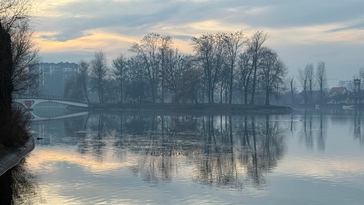 Зимовий вечір на озері