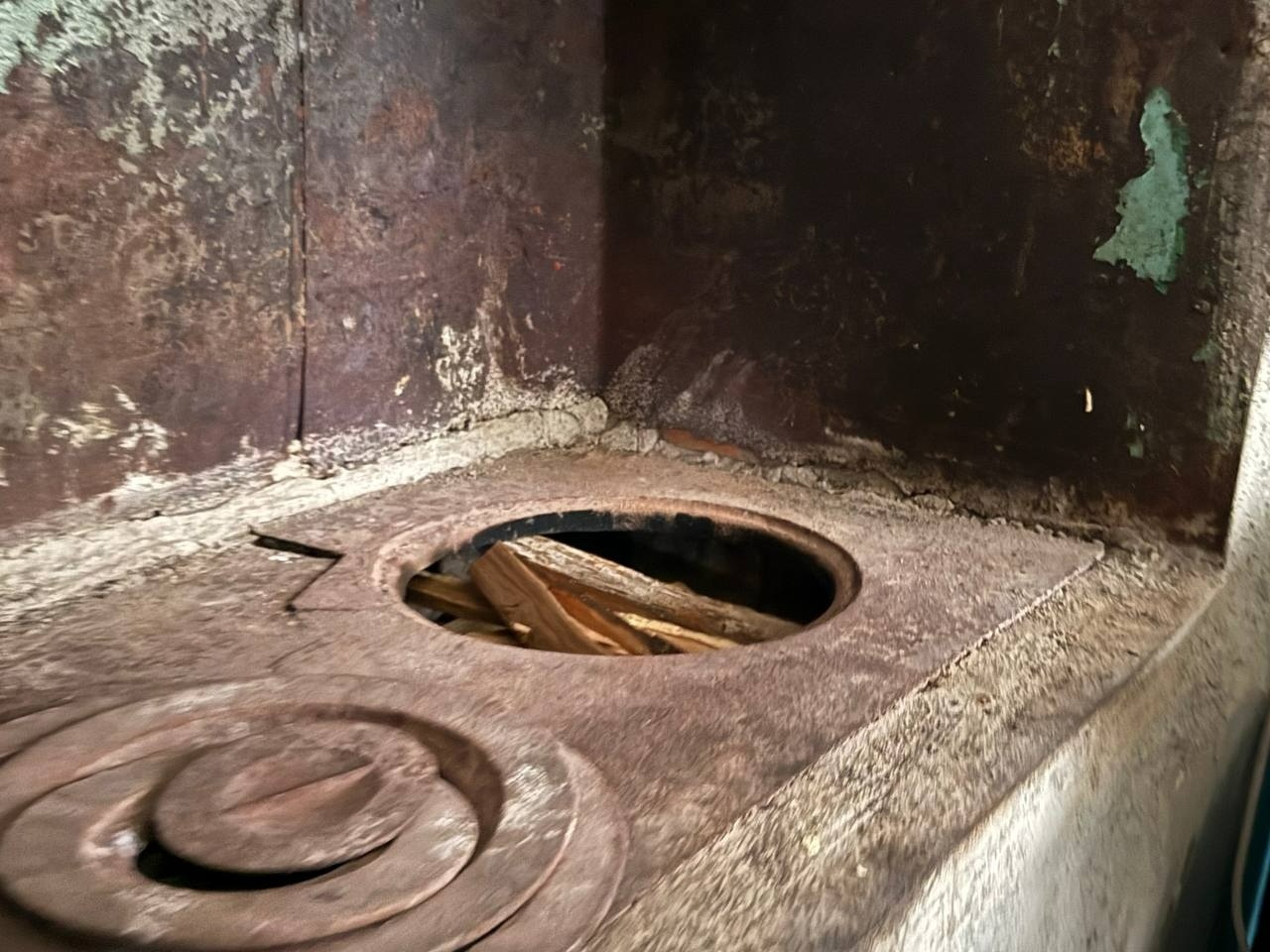 Без опікуна, у житлі без тепла та вбиральні: історія виживання родини Васильченків із Первомайська