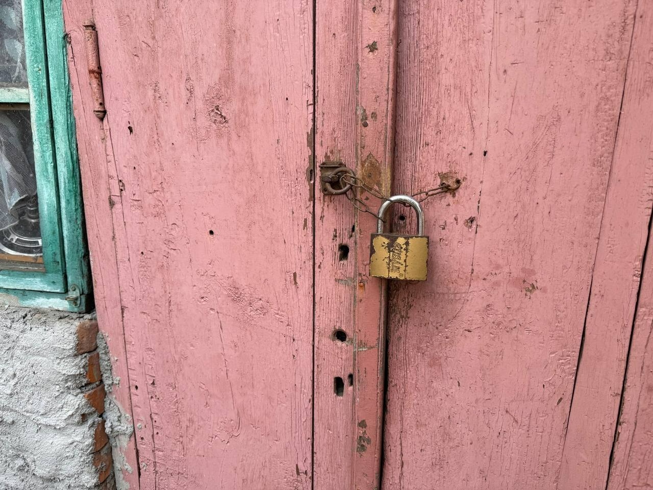 Без опікуна, у житлі без тепла та вбиральні: історія виживання родини Васильченків із Первомайська