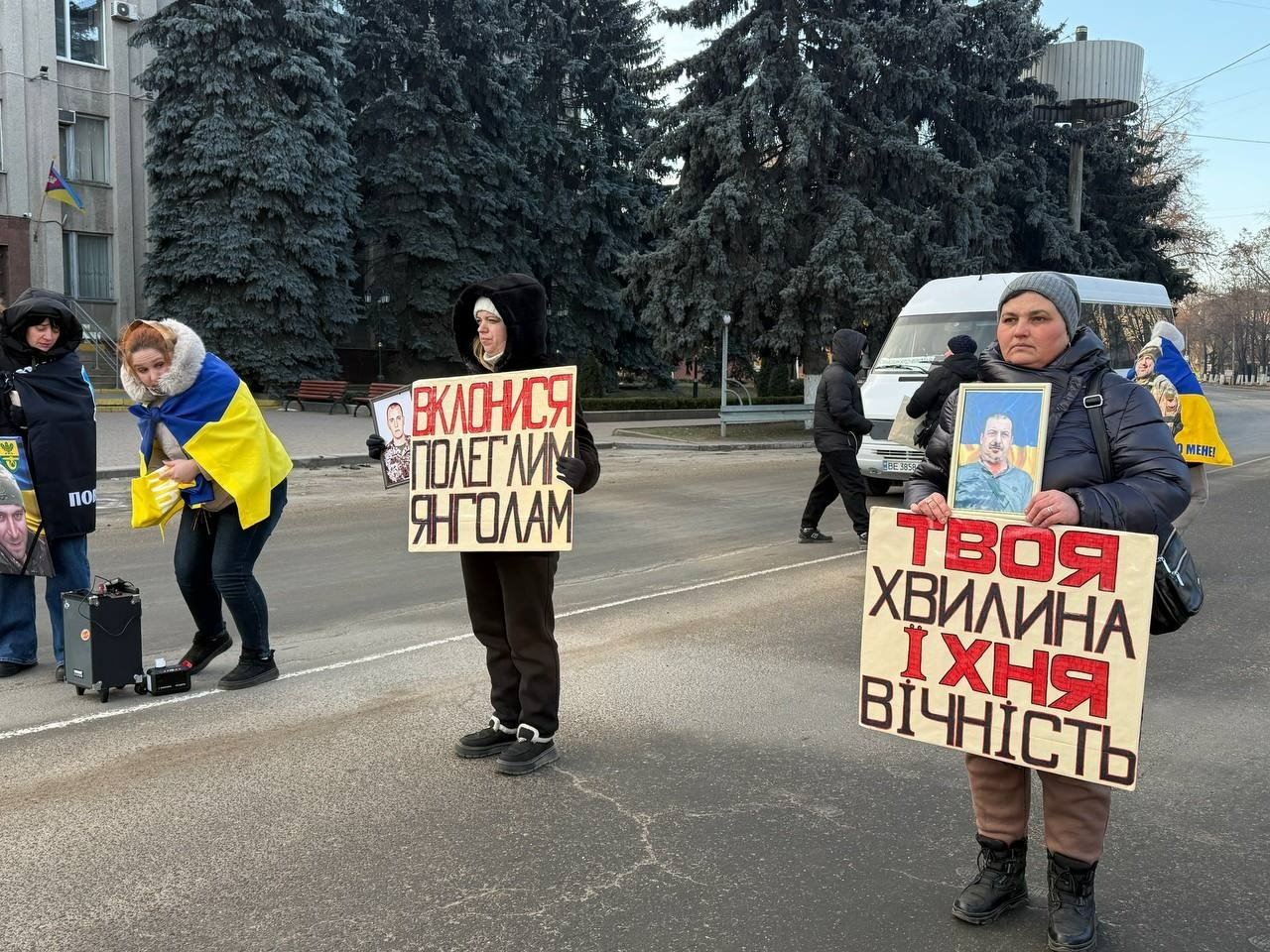 «Полон вбиває. Не мовчи»: мороз не зупинив тих, хто чекає. У Первомайську відбулася чергова акція