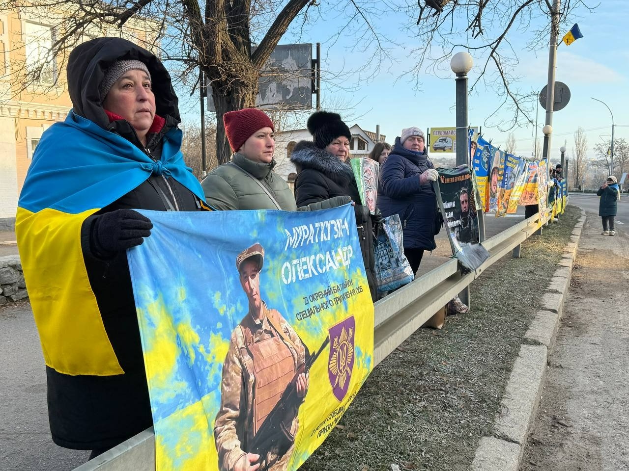 «Полон вбиває. Не мовчи»: мороз не зупинив тих, хто чекає. У Первомайську відбулася чергова акція