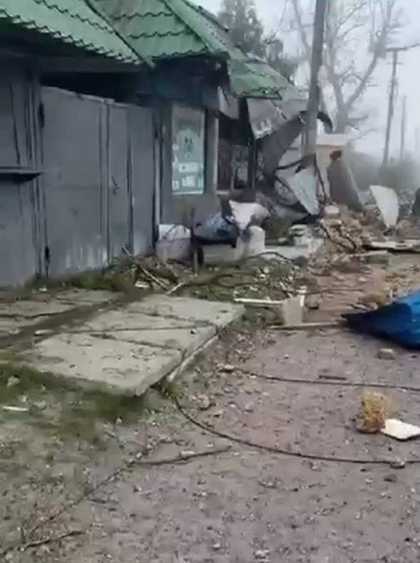 Побиті будинки в окупованому селі