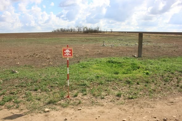 Табличка з попередженням про мінну небезпеку