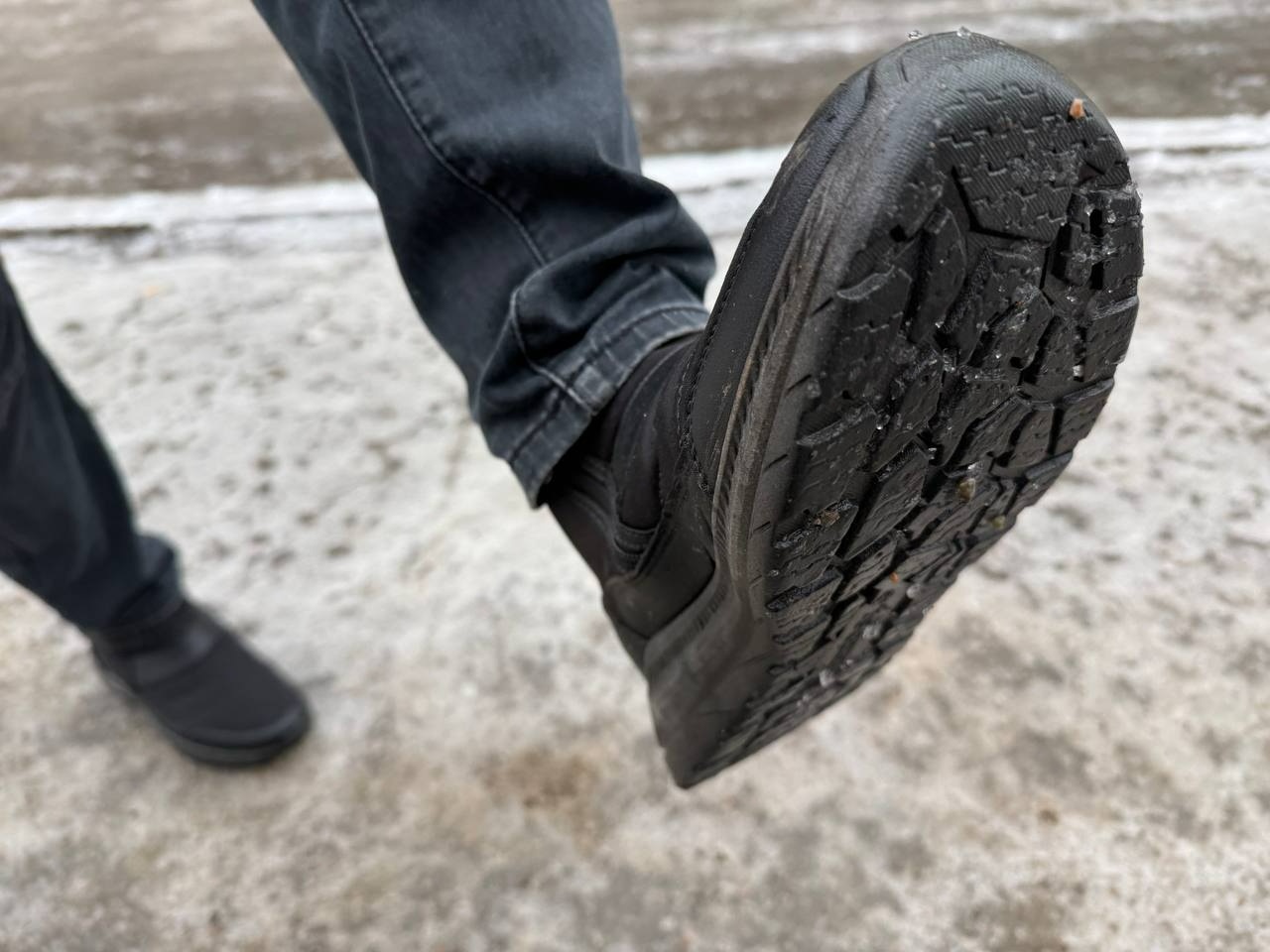 Ожеледиця у Первомайську 28 січня: як містяни добиралися до центру та долали наслідки негоди