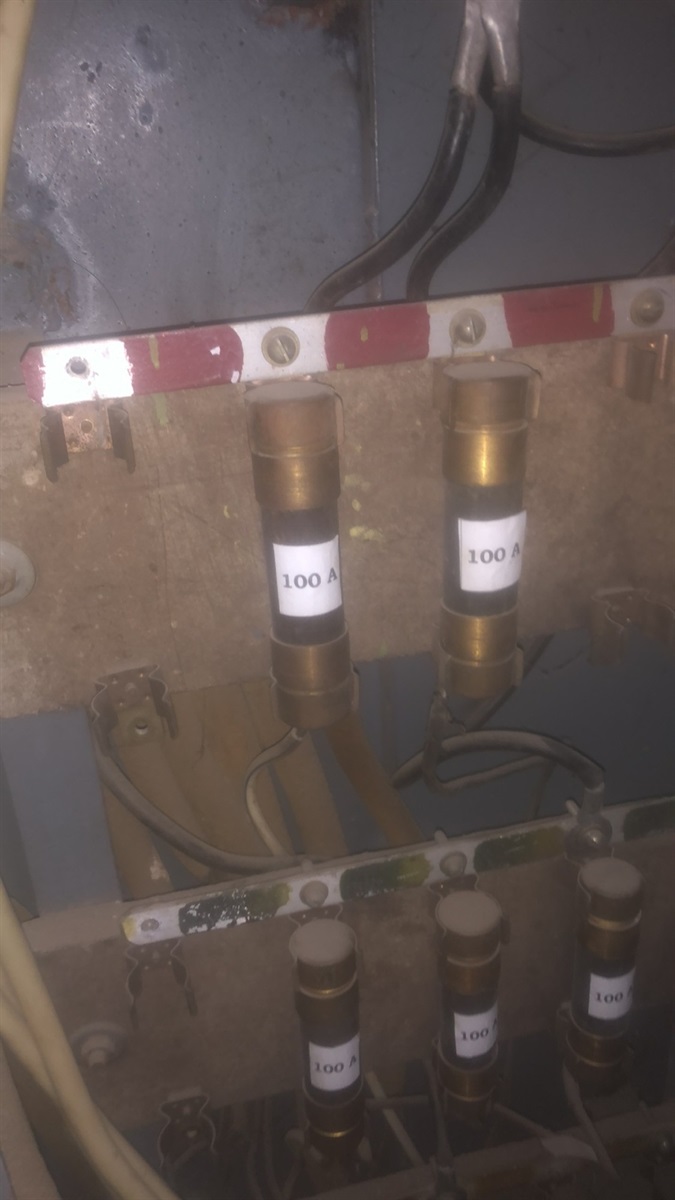 Третю добу без електрики через аварію: мешканці будинку в Первомайську звернулися до журналістів