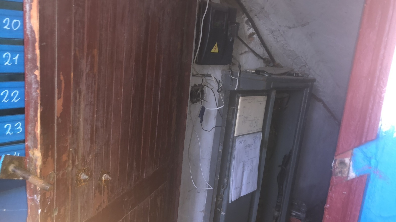 Третю добу без електрики через аварію: мешканці будинку в Первомайську звернулися до журналістів