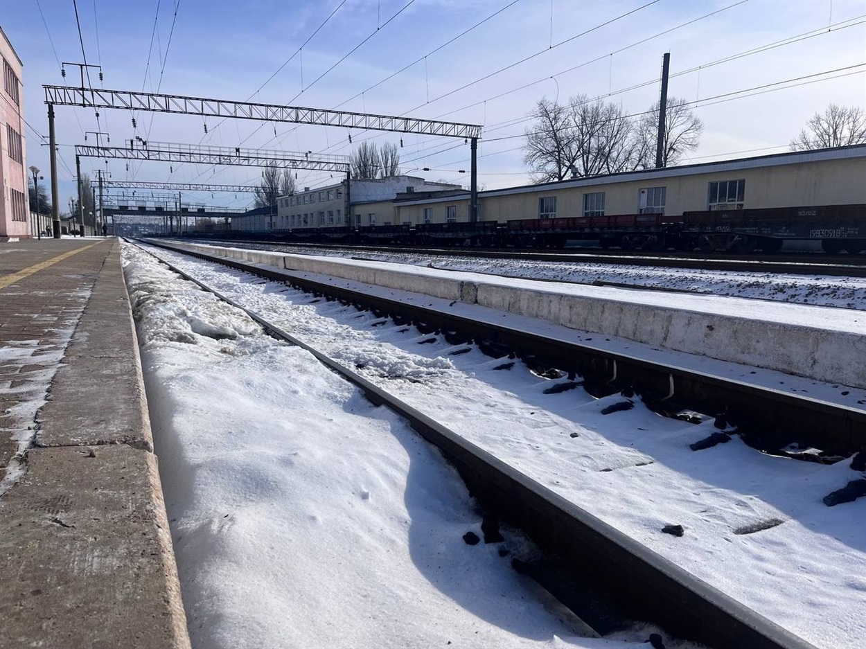 на пероні вокзалу станції Голта у Первомайську