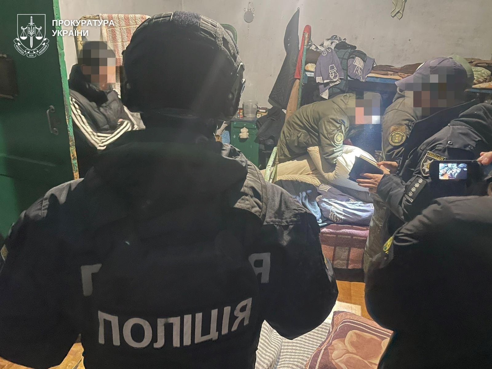 На Миколаївщині викрили злочинну групу: обіцяли дешеве пальне та житло, ошукуючи українців з-за ґрат
