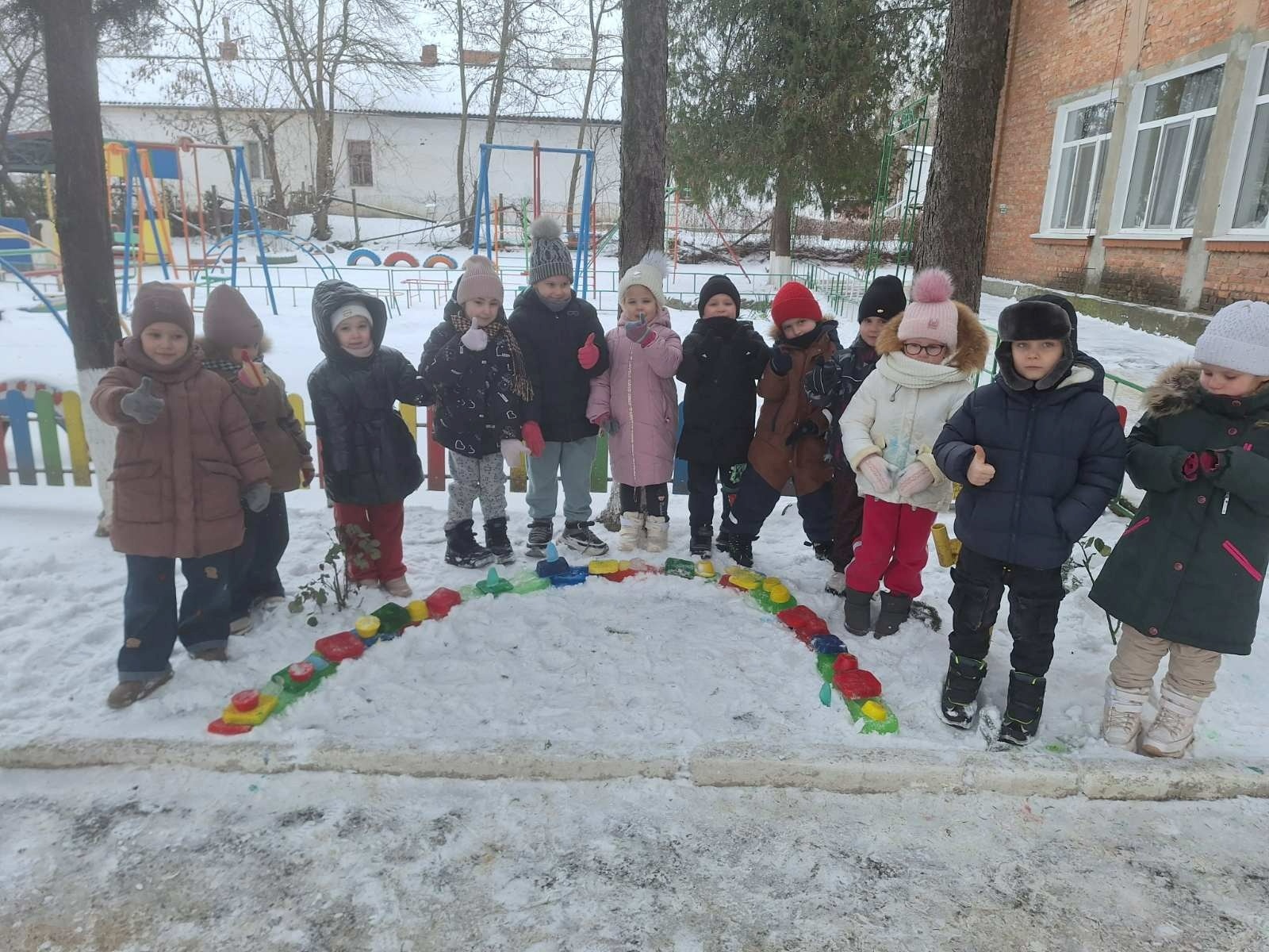 Зимова магія в долоньках, або Як малята дитячого садка у Первомайську будували замок для гнома