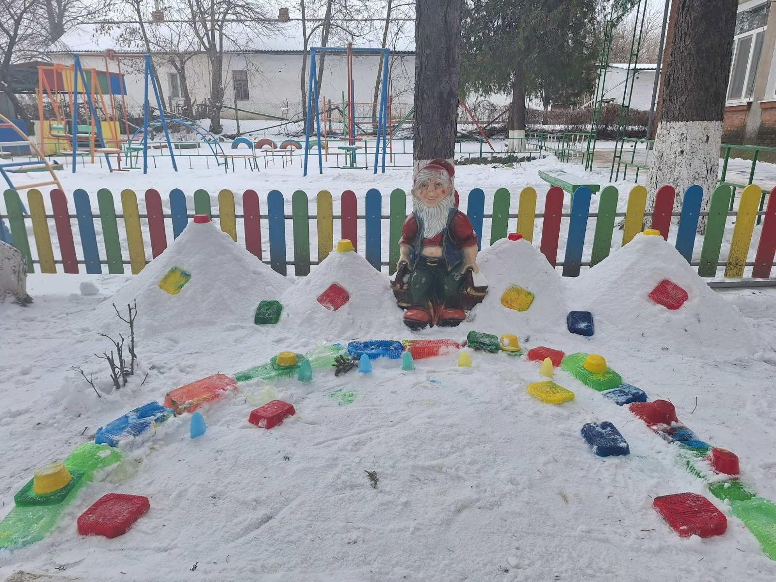 Зимова магія в долоньках, або Як малята дитячого садка у Первомайську будували замок для гнома
