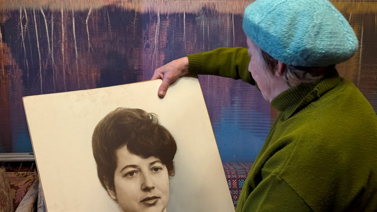 Людмила Бакаленко показує фото з Дошки пошани