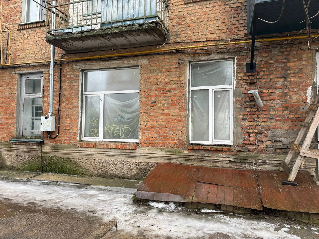 Дев’ятий день без води: у будинку на Корабельній, 1, у Первомайську літня жінка потребує допомоги