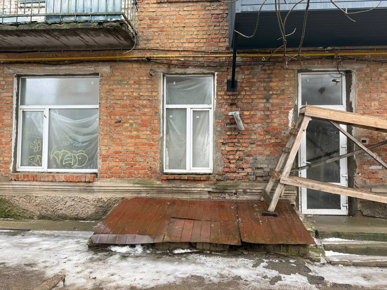 Дев’ятий день без води: у будинку на Корабельній, 1, у Первомайську літня жінка потребує допомоги
