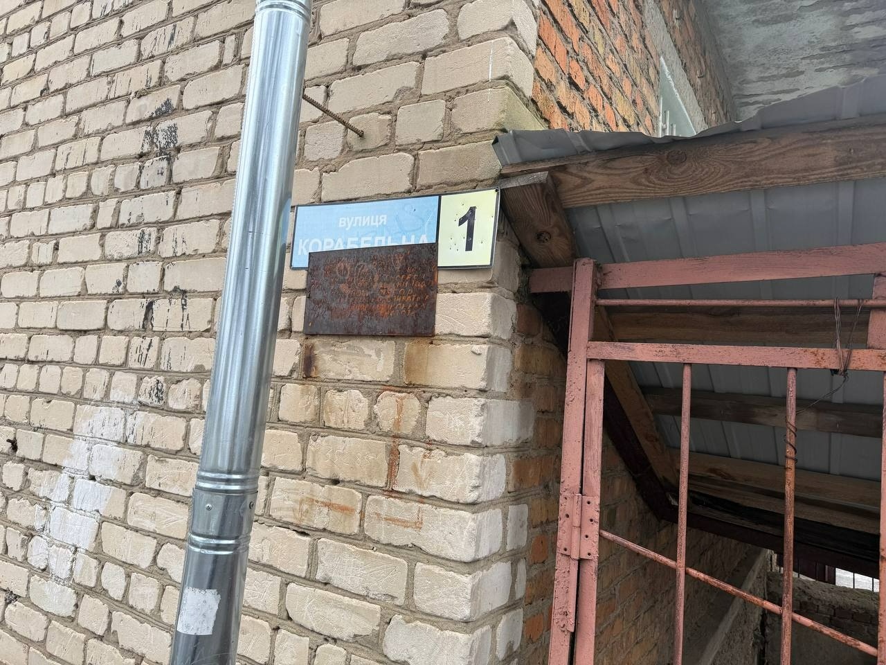 Дев’ятий день без води: у будинку на Корабельній, 1, у Первомайську літня жінка потребує допомоги