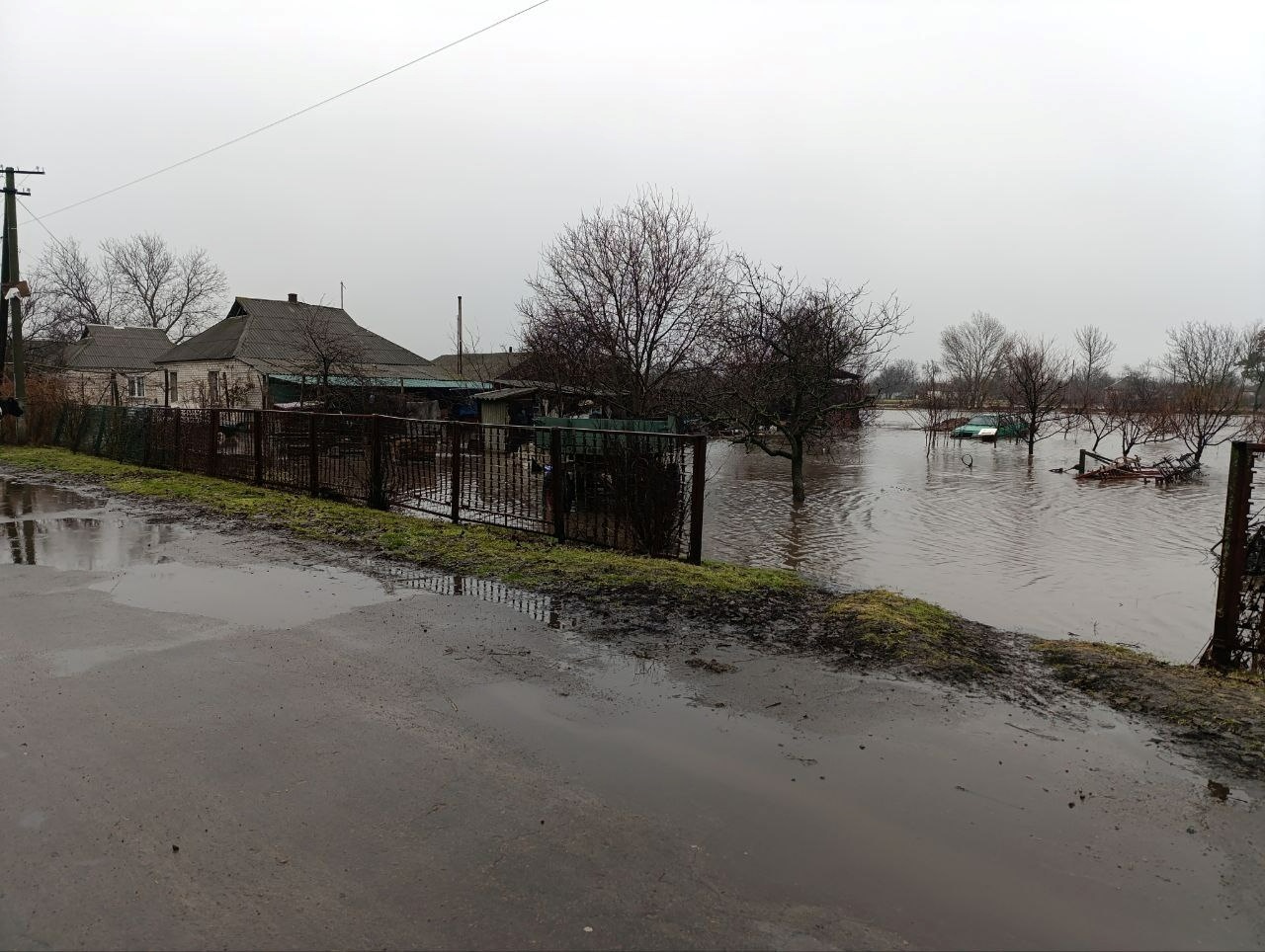 Вулицю Молодіжну в Кумарях підтопило: вода вже в підвалах будинків