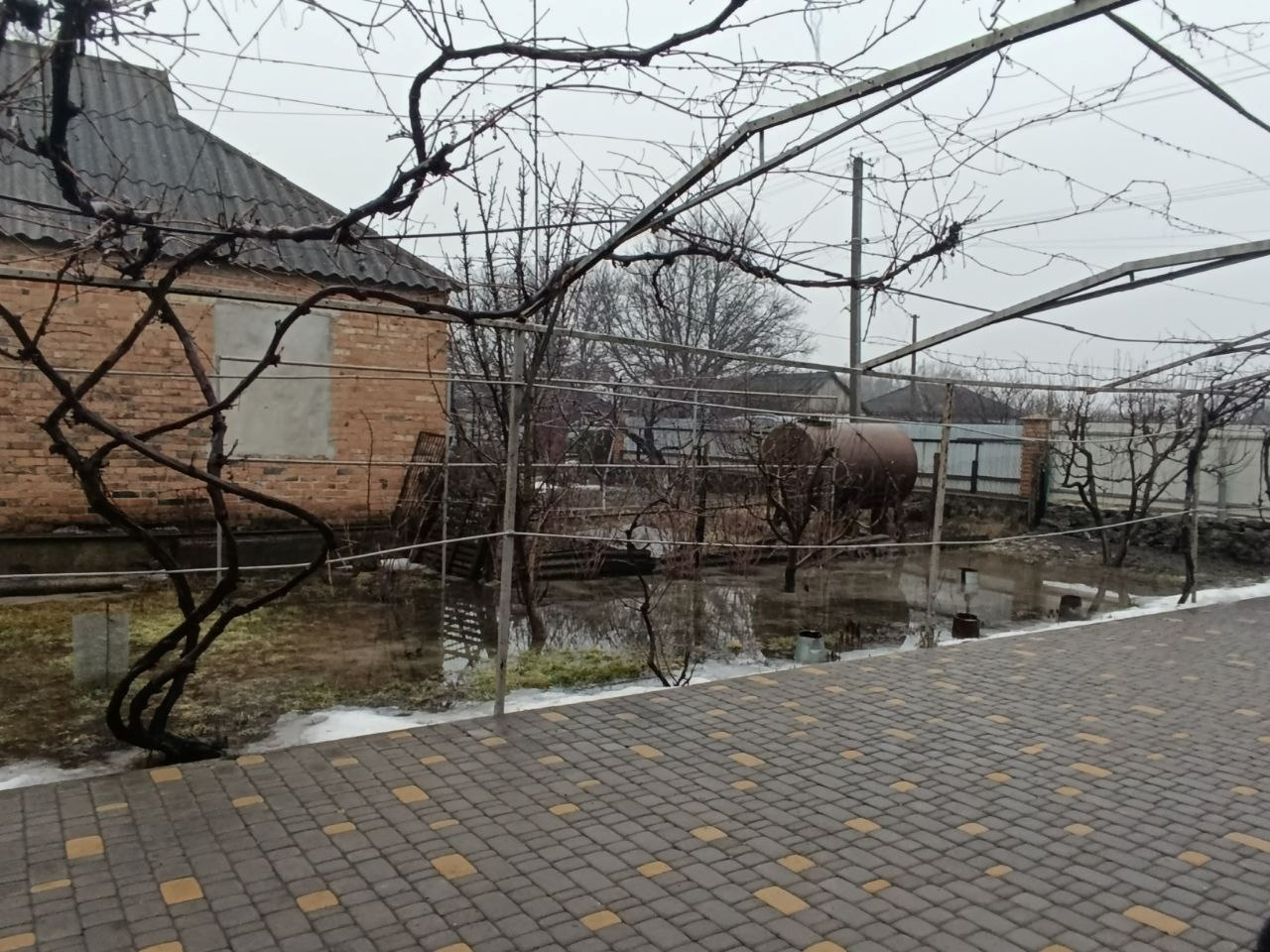 Вулицю Молодіжну в Кумарях підтопило: вода вже в підвалах будинків