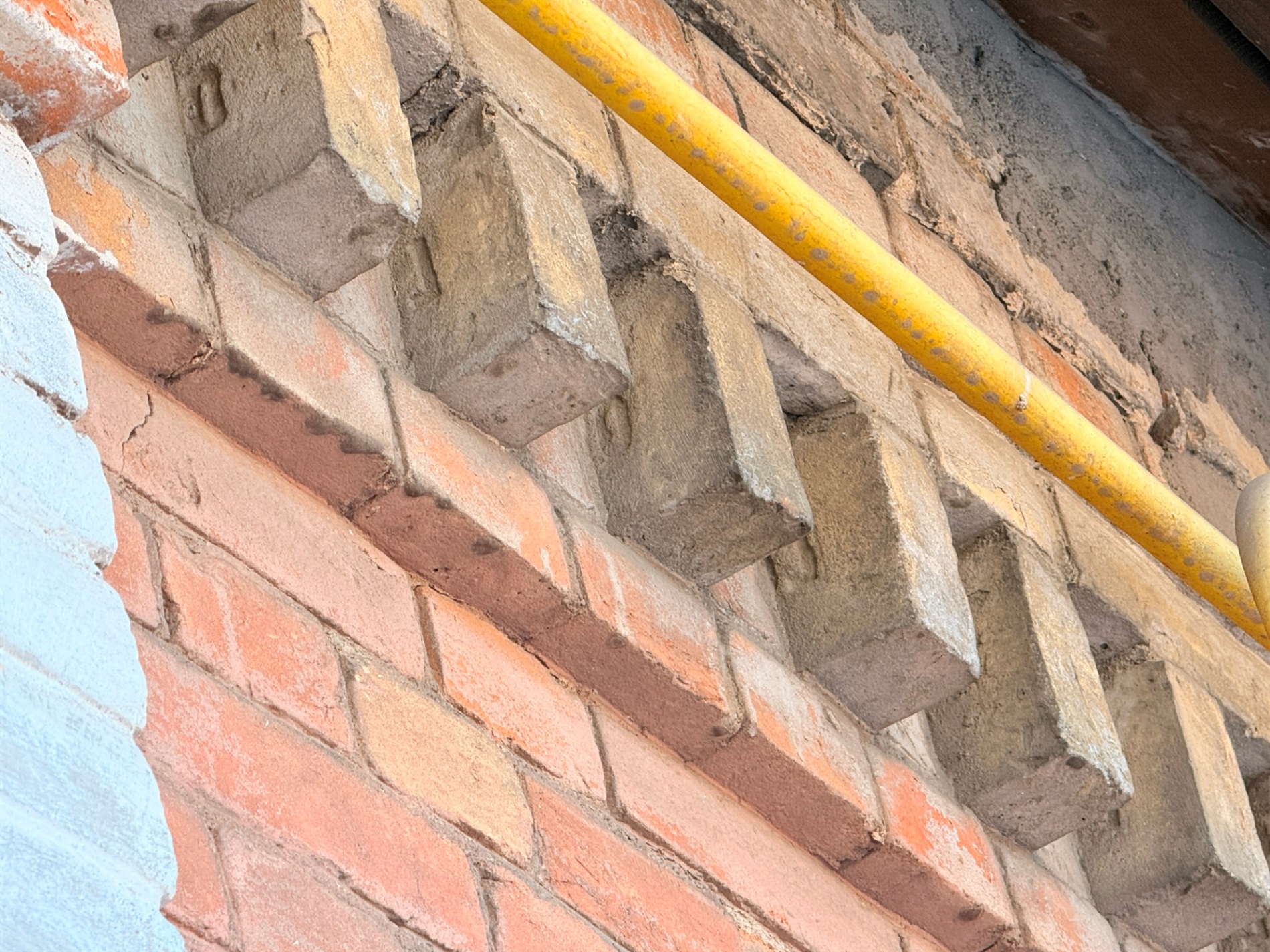 «Кожна цеглина — це окрема книга»: як старовинна цегла розповідає історію Первомайська і України