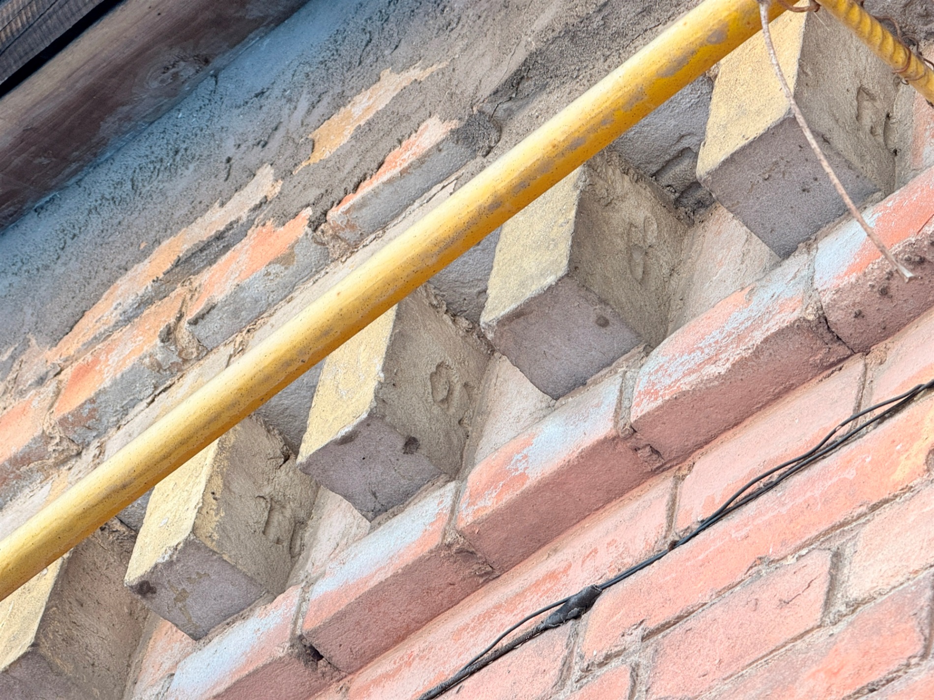 «Кожна цеглина — це окрема книга»: як старовинна цегла розповідає історію Первомайська і України